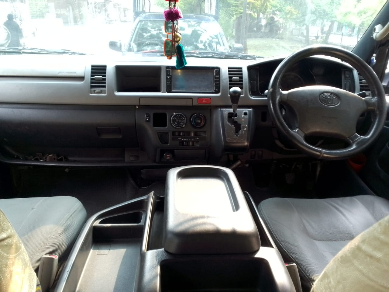 Toyota Hiace Grand Cabin Executive (White) - view 5