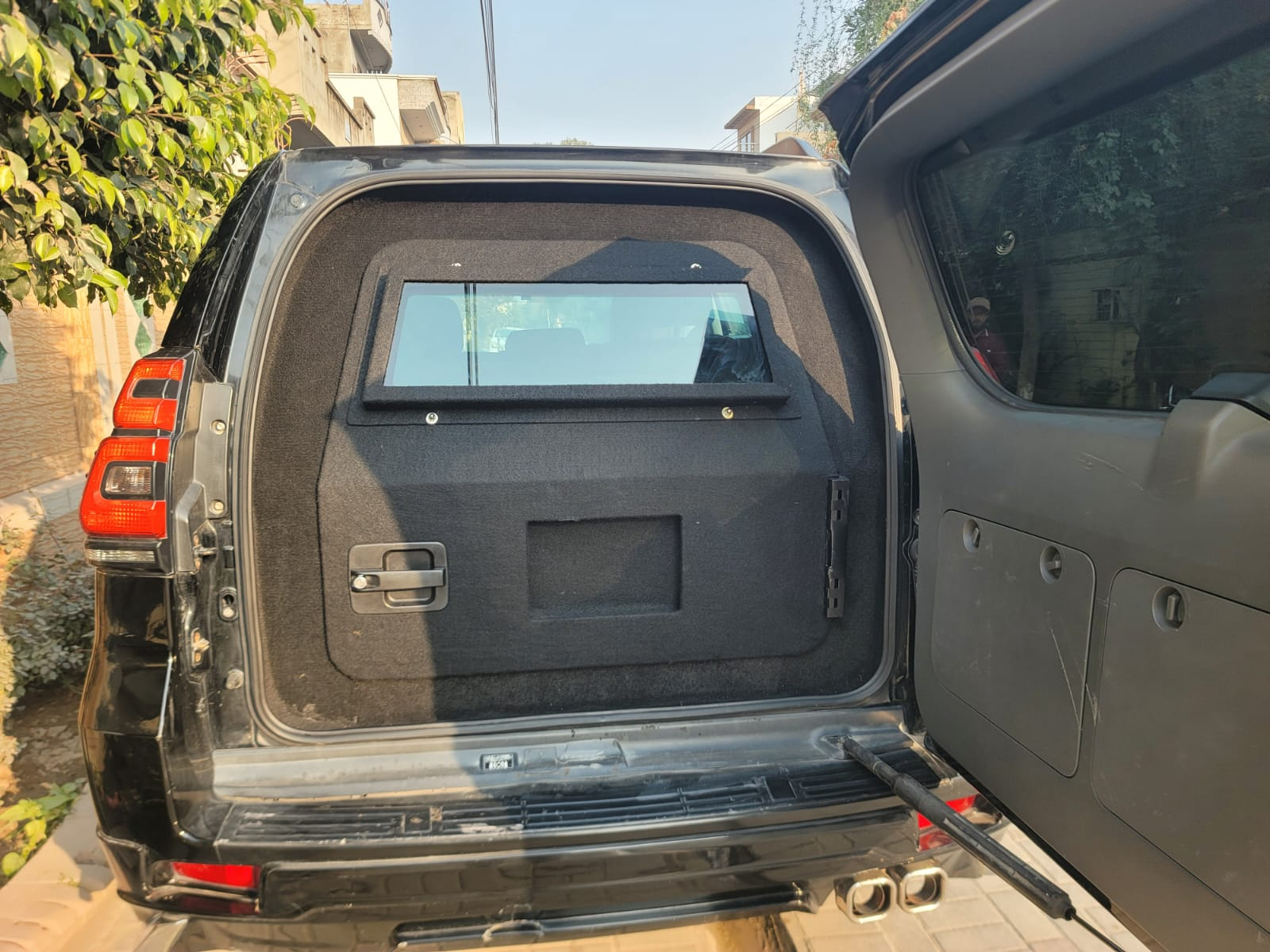 Toyota Land Cruiser Prado Armoured B6 (Black) - view 2