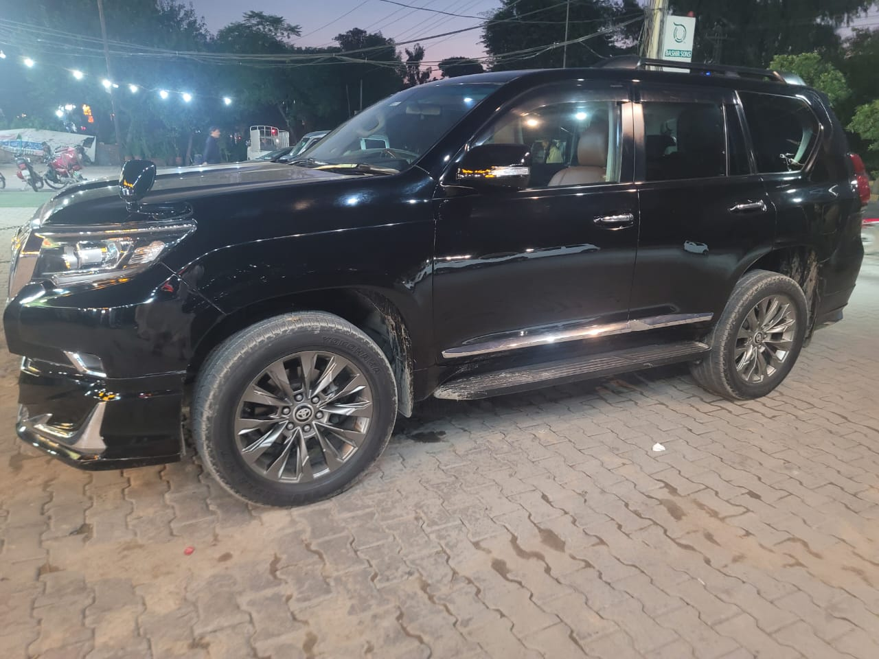 Toyota Land Cruiser Prado TX (Black) - view 3