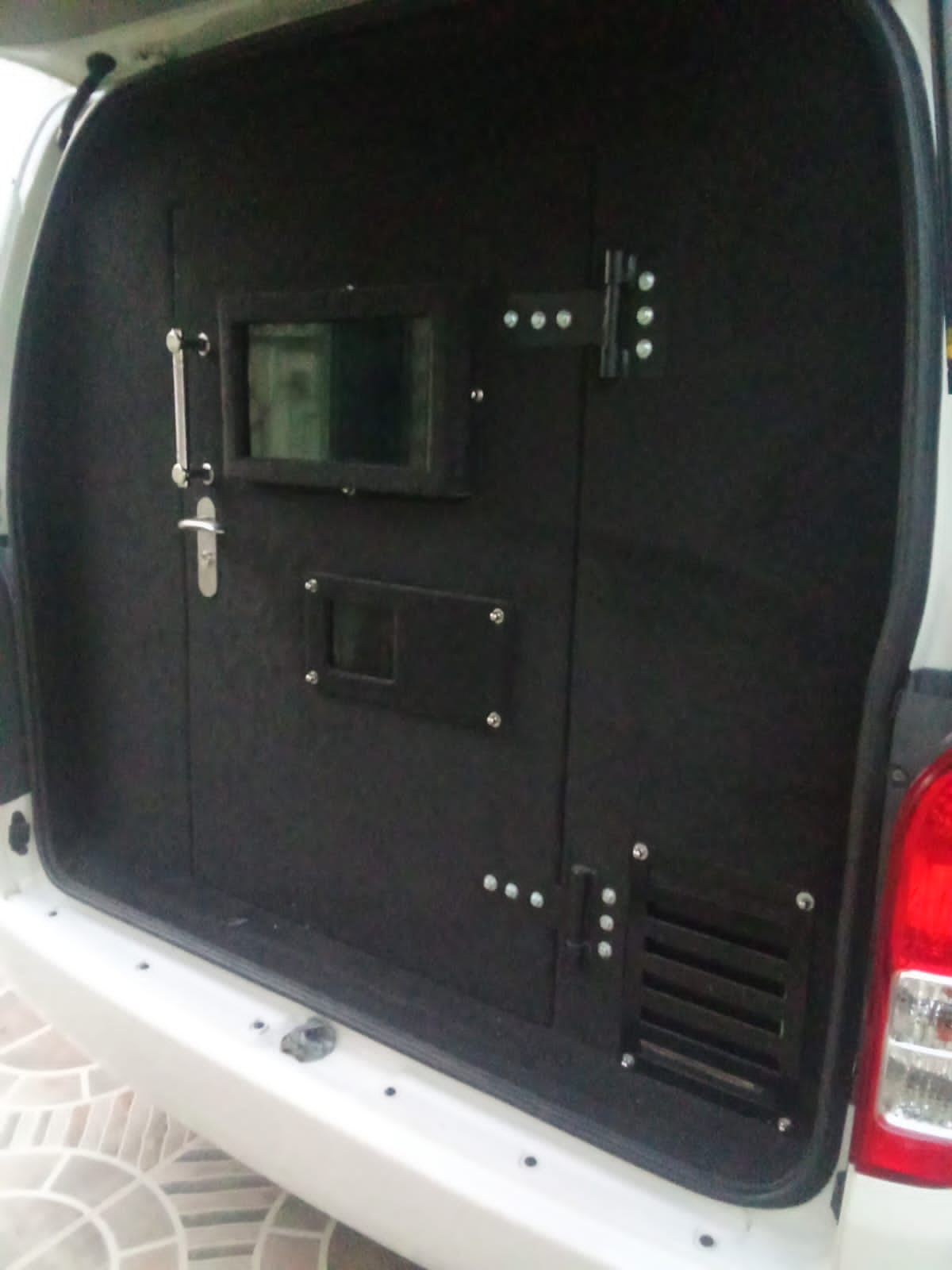 Toyota Land Cruiser V8 Armoured B6 (Black) - view 3