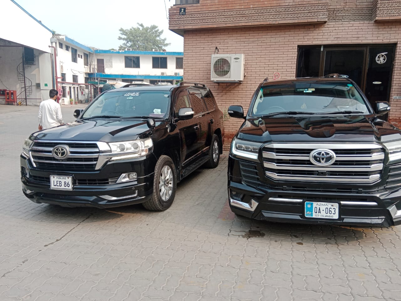 Toyota Land Cruiser V8 ZX (Black) - view 7